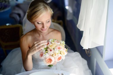 Güzel sarışın gelin buketi ile