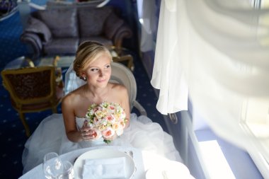 Güzel sarışın gelin buketi ile