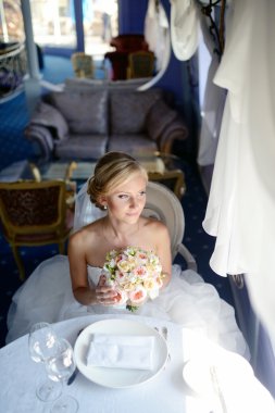 Güzel sarışın gelin buketi ile