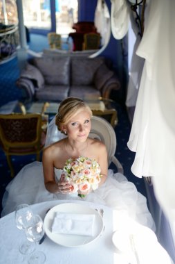 Güzel sarışın gelin buketi ile