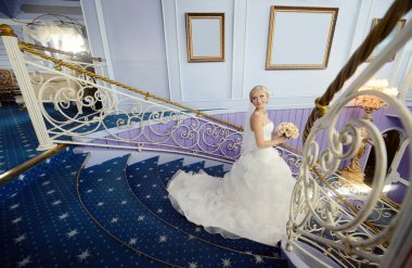 güzel sarışın gelin gelinlik