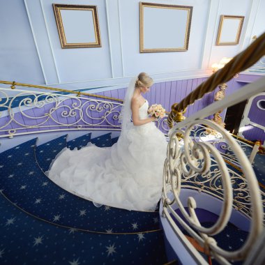 güzel sarışın gelin gelinlik