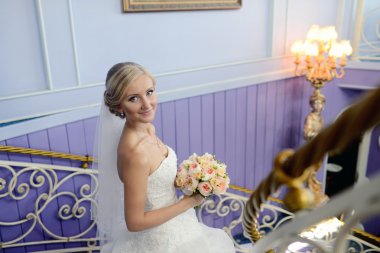 güzel sarışın gelin gelinlik