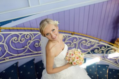 güzel sarışın gelin gelinlik