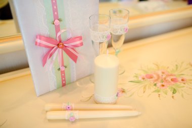 Güzel masa mumlar ve gözlük