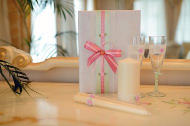 Güzel masa mumlar ve gözlük