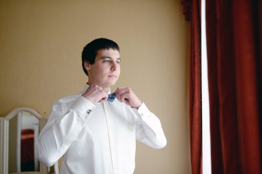 Yakışıklı damat papyon giyiyor