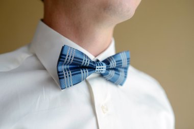 Yakışıklı damat papyon giyiyor