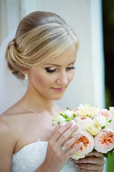 Красивая блондинка невеста с букетом — стоковое фото