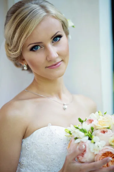 Beautiful blonde bride with bouquet — Stock Photo, Image