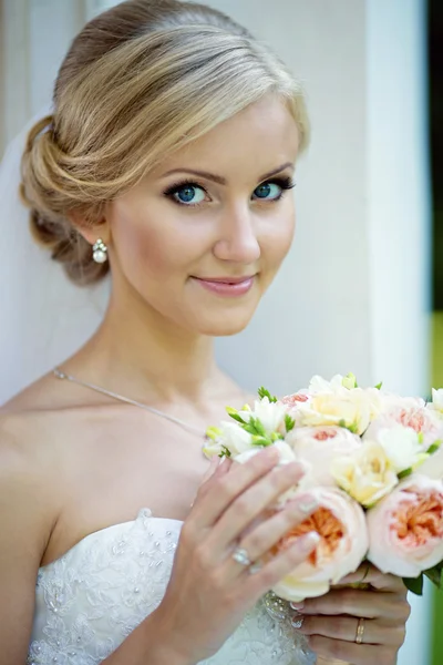 Linda noiva loira com buquê — Fotografia de Stock