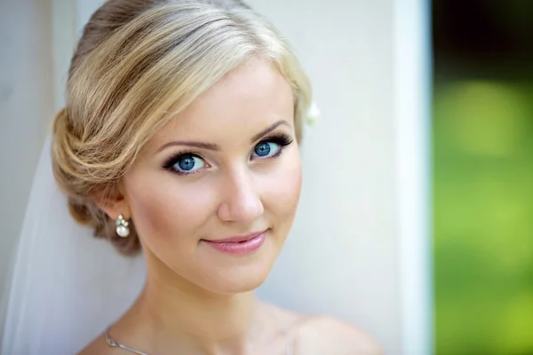 Beautiful blonde bride — Stock Photo, Image