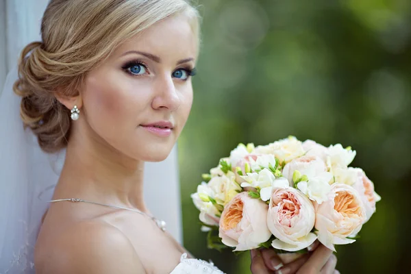 Schöne blonde Braut im Brautkleid — Stockfoto