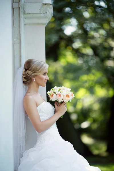 Linda noiva loira em vestido de noiva — Fotografia de Stock