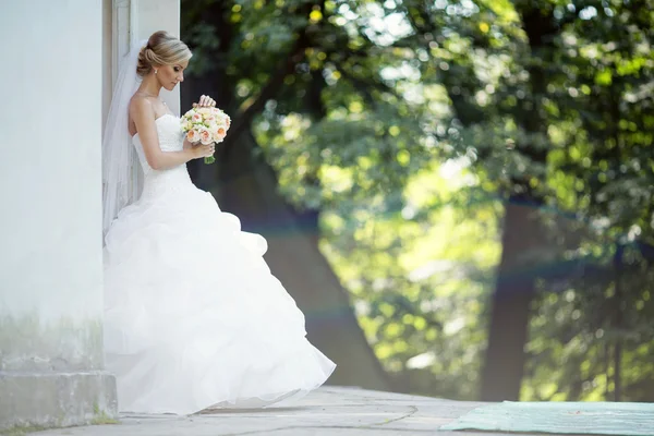 Linda noiva loira em vestido de noiva — Fotografia de Stock