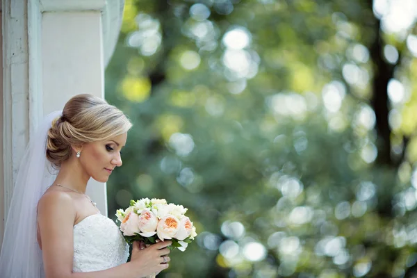 Красива блондинка наречена у весільній сукні — стокове фото
