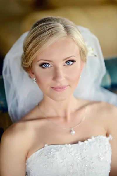 美しい金髪の花嫁のウェディング ドレス — ストック写真