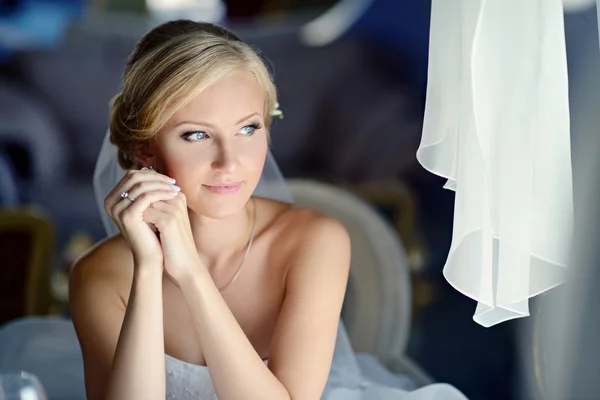Piękna blondynka panny młodej w sukni ślubnej — Zdjęcie stockowe