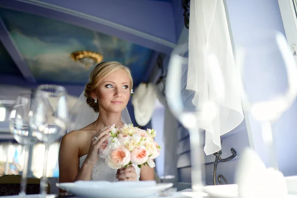 Cantik pirang pengantin dengan karangan bunga — Stok Foto