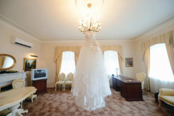 Красива біла весільна сукня — стокове фото