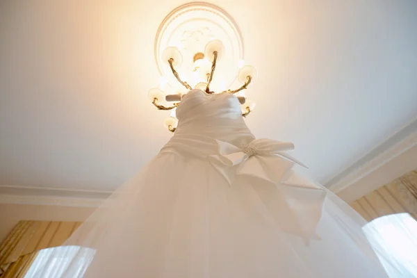 Vestido de noiva branco bonito — Fotografia de Stock