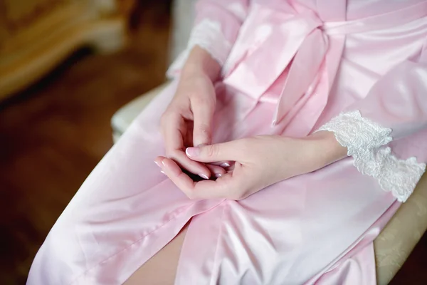 Mani della sposa in vestaglia — Foto Stock