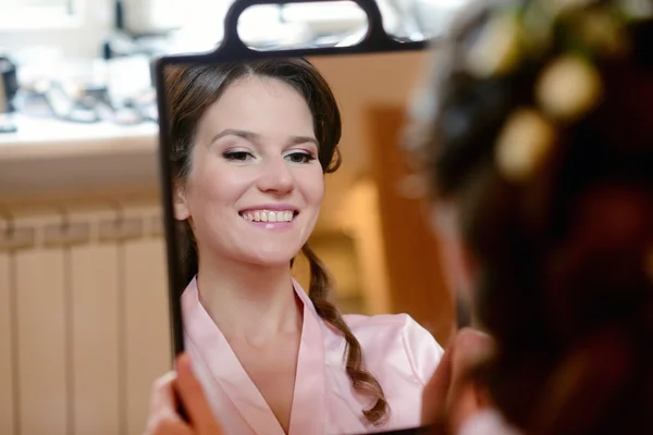 Mariée en robe de chambre avec maquillage — Photo