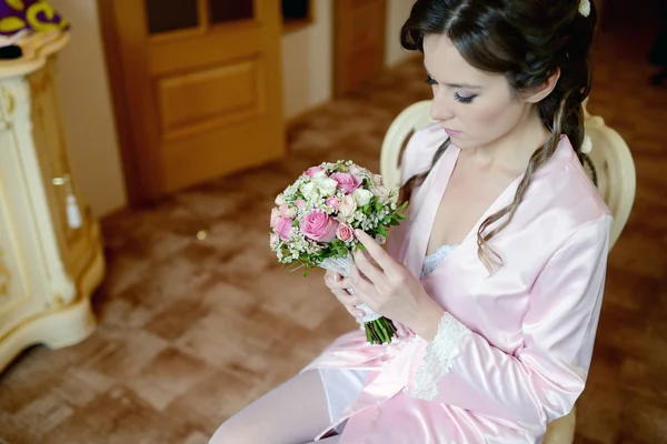 Noiva em vestido de vestir com buquê — Fotografia de Stock