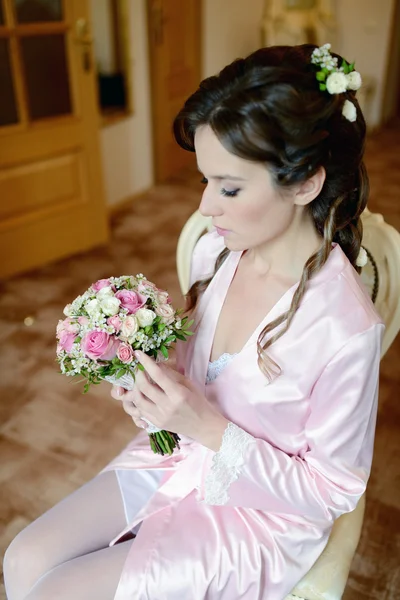 Nevěsta v županu s kyticí — Stock fotografie