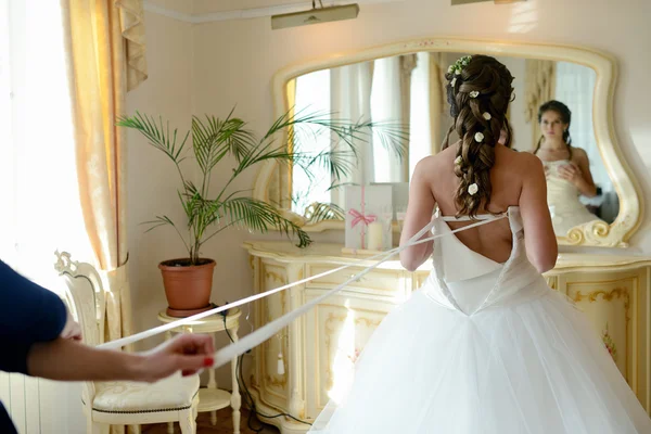 Damigella d'onore allacciatura abito da sposa per la sposa — Foto Stock