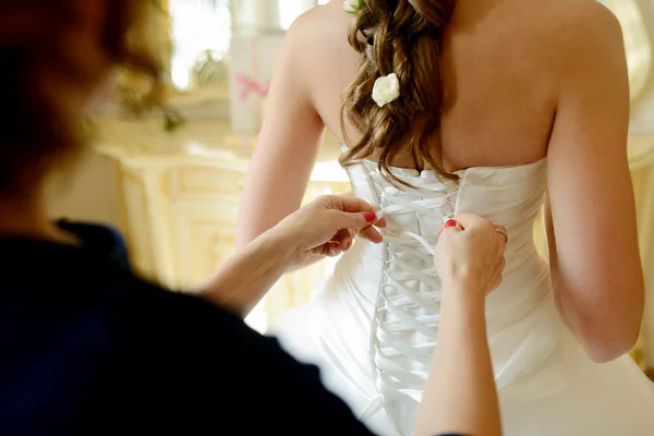 Koszorúslány menyasszonyi ruha menyasszony befűzési — Stock Fotó