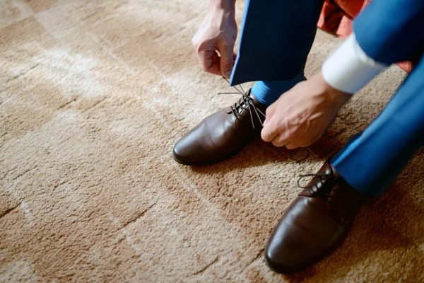 Novio usando zapatos — Foto de Stock