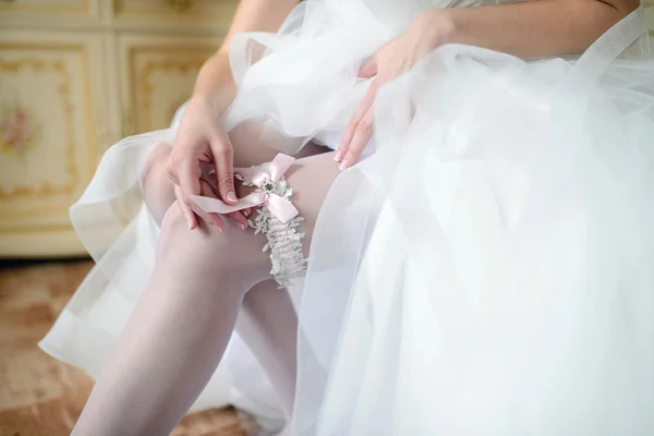 Krásná nevěsta na sobě svatební podvazek — Stock fotografie