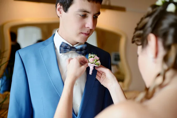 Sposo e sposa indossando boutonniere — Foto Stock