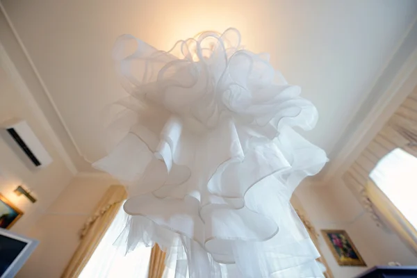 Schönes weißes Hochzeitskleid Stockbild
