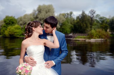 Göl kenarında sarılma Düğün çifti