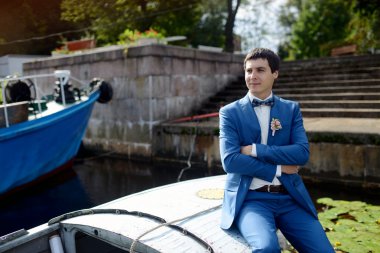 Yakışıklı damat takım elbise poz