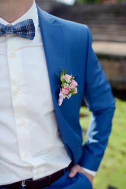 Yakışıklı damat takım elbise poz