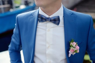 Yakışıklı damat takım elbise poz