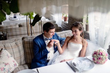 Güzel düğün çifti kapalı sarılma