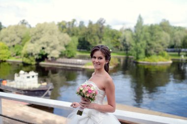 Güzel gelin gelinlik gelin buketi ile