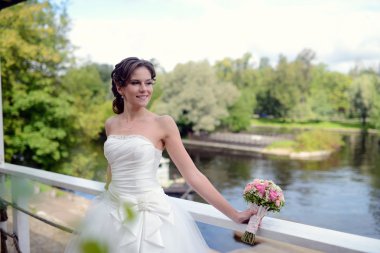 Güzel gelin gelinlik gelin buketi ile