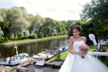 Güzel gelin gelinlik gelin buketi ile