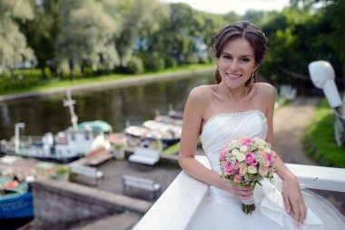 Güzel gelin gelinlik gelin buketi ile