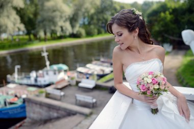 Güzel gelin gelinlik gelin buketi ile