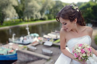 Güzel gelin gelinlik gelin buketi ile