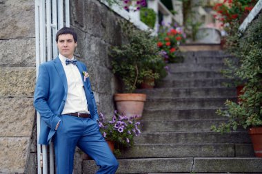 Yakışıklı damat takım elbise poz