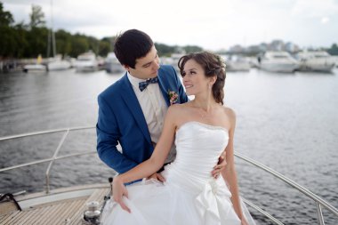 Yatta sarılma Düğün çifti