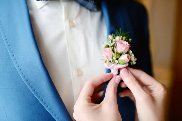 Noivo e noiva vestindo boutonniere — Fotografia de Stock