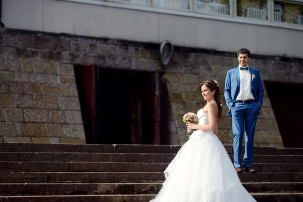 Casal lindo nas escadas — Fotografia de Stock